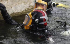 Na licu mjesta ronioci: Potonuo još jedan splav u Beogradu, dižu ga kranom