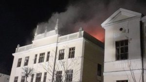 Gori zgrada Gimnazije: Vatrogasci i policija na terenu VIDEO