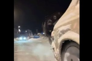 Urnebesan snimak: Skijao po ulici zakačen za auto, nije imao kacigu VIDEO