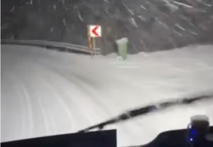 Snijeg stvara probleme vozačima na regionalnom putu Srebrenik-Gračanica VIDEO