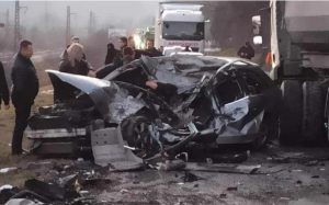 Vozilo zgužvano kao konzerva: U stravičnoj nesreći smrtno stradao muškarac FOTO
