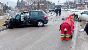 Dijelovi vozila rasuti po putu: Težak sudar dva automobila, hitna pomoć na terenu