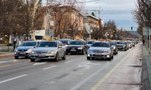 Izmjena režima saobraćaja i manjak stajališta: Banjalučki taksisti u protestnoj vožnji VIDEO