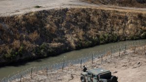 Teksas rasporedio vojne tenkove na granicu sa Meksikom