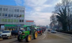 Nezadovoljstvo na vrhuncu: Poljoprivrednici provozali traktore kroz grad zbog rudnika