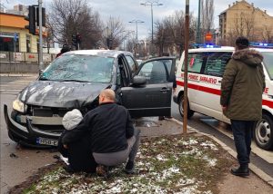 Polomljena joj potkoljenica: Žena teško povrijeđena u sudaru dva vozila