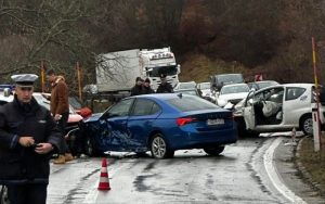 Teška saobraćajna nesreća: Učestvovalo pet vozila, ima povrijeđenih