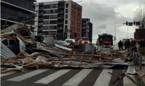 Vjetar odnio krov zgrade: Djevojka (23) zadobila povrede glave