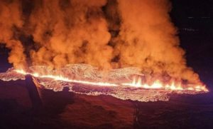 Prijetnja obližnjem ribarskom gradu: Vulkan ponovo počeo da izbacuje lavu VIDEO