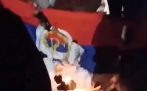 U Zenici zapaljena zastava Srpske: Čuli se uzvici “Alahu ekber” i “Tekbir” VIDEO