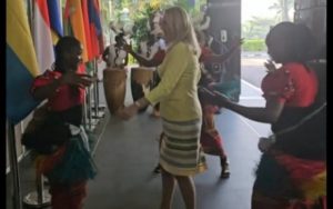 Cvijanovićeva u Ugandi: Domaćini joj plesom poželjeli dobrodošlicu VIDEO