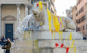 “Kraj životinjama u cirkusima”: Aktivisti bacili boju na fontanu u Rimu