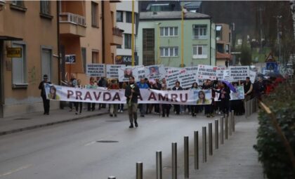 Tuzlaci se digli na noge: Održana mirna protestna šetnja za ubijenu Amru