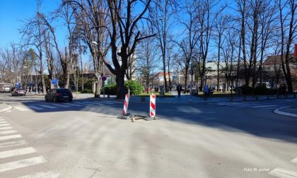 Stubovi oko šahta usred raskrsnice: Ovako već deset dana izgleda ulica u centru Banjaluke FOTO/VIDEO