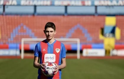 Mladi talentovani fudbaler: Matej potpisao profesionalni ugovor sa Borcem