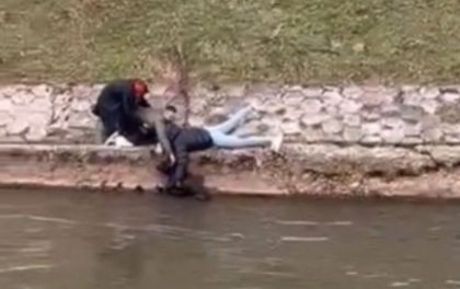 “Bravo momci, svaka čast”: Hrabri mladići izvukli psa iz hladne rijeke VIDEO