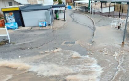 Voda prekrila ulice: Obilna kiša napravila haos u Neumu FOTO/VIDEO