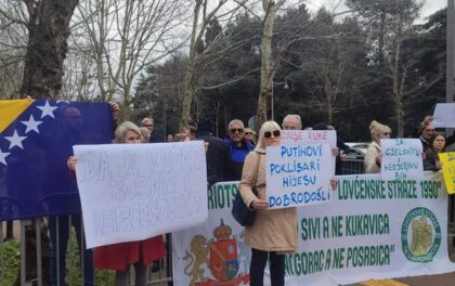 “Da je vječna BiH”: Grupa građana u Podgorici dočekala Dodika sa transparentima VIDEO