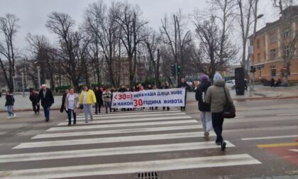 Roditelji djece sa poteškoćama na Trgu Krajine: Spavate li gospodo? FOTO/VIDEO