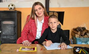 “Sada mi je učiteljica najbolji drug”: Prvačić Radovan jedini đak u Kmećanima VIDEO