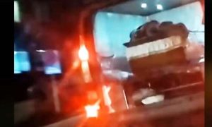 Kakav propust radnika: Pogrebnik zaboravio da zatvori vrata, sanduk ispao iz vozila VIDEO