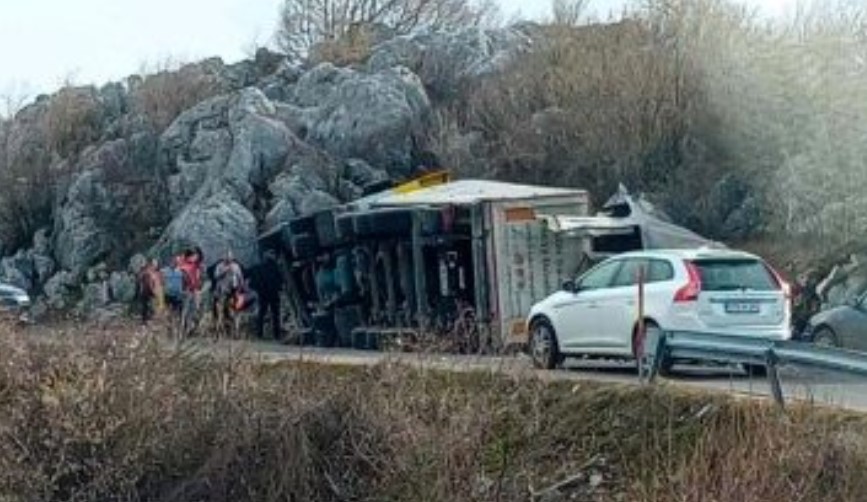 Oštra krivina zavarala vozača: Prevrnuo se veliki teretni šleper, saobraćaj obustavljen