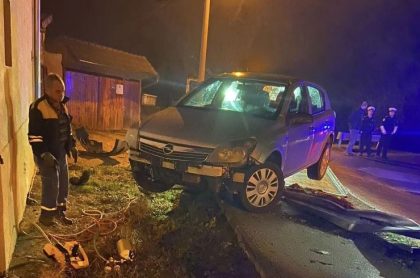Nezgoda u Banjaluci: Automobil završio u dvorištu kuće FOTO