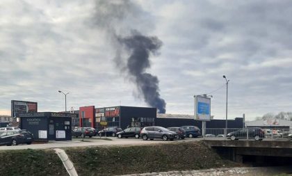 Građane uznemirio veliki gust dim: Planula vatra na divljoj deponiji, u toku gašenje