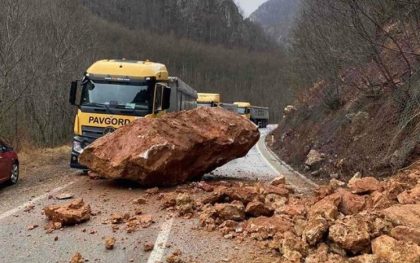 Haos na putu u BiH: Stijena pala na kamion, vozač čudom ostao živ FOTO
