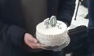 Povodom 70 dana bez održavanja redovne sjednice: Ninković od mladih PDP-a dobio tortu VIDEO