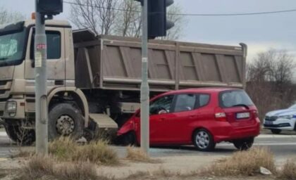 Jeziva nesreća: Otkazale joj kočnice, zabila se automobilom u kamion FOTO