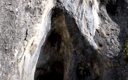 Bogorodica u stijeni: Neobično udubljenje privlači veliki broj vjernika VIDEO/FOTO