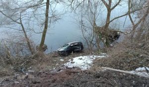 Stravičan udes: Izgubio kontrolu nad vozilom i sletio u korito rijeke FOTO