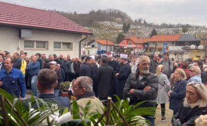 Tuga do neba! Stotine ljudi na sahrani žene koju je nemilosrdno ubio policajac VIDEO