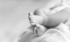 Ispala djedu iz nosiljke i pala u podrum: Preminula beba od svega četiri mjeseca