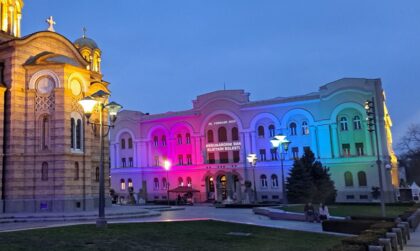 Obasjan svjetlima u boji: Banski dvor u Banjaluci osvijetljen povodom Dana rijetkih bolesti