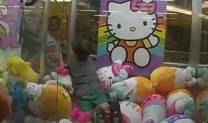 Nije mu teško palo: Dječak se zaglavio u mašini za hvatanje igračaka VIDEO
