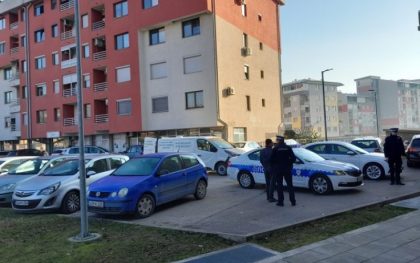 Tragedija u Doboju: Muškarac izvršio samoubistvo na balkonu u centru grada