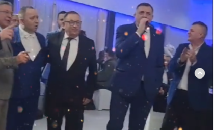 “Samo tako, samo tako, to srce želi”: Dodik zapjevao na proslavi 18. rođendana VIDEO