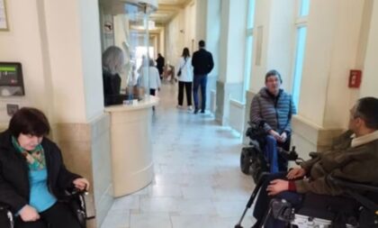 Traže sastanak sa gradonačelnikom Banjaluke: Osobe sa invaliditetom blokirale ulaz u Gradsku upravu