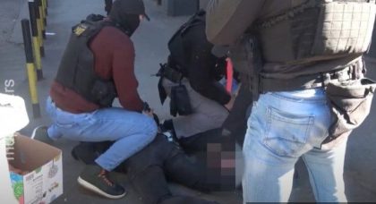 Filmsko hapšenje razbojnika: Provalili u stan, vani ih dočekala policija VIDEO
