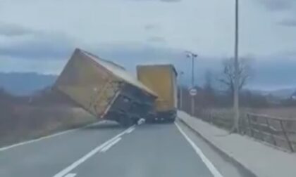 Spasao se prevrtanja: Kamiondžija pokazao iskustvo i spustio prikolicu VIDEO