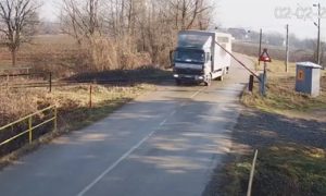 Zaboravio na kočnicu: Kamion nastavlja da vozi iako se rampa spušta VIDEO