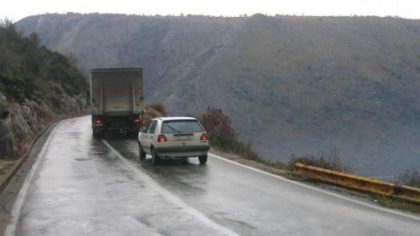 Savjetuje se opreznija vožnja: Kolovozi vlažni i klizavi u ovim krajevima BiH