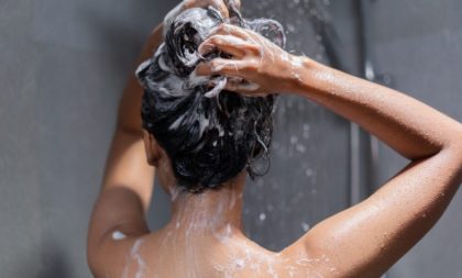 Kako da odvojite činjenicu od fikcije: Stručnjak “srušio” mit o pranju kose u salonima