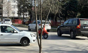 Opasno testiranje živaca! Bahati vozač parkirao motor nasred ulice u Banjaluci