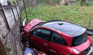 Nesvakidašnja nesreća u Banjaluci: Pijani mladići autom se zakucali u porodičnu kuću