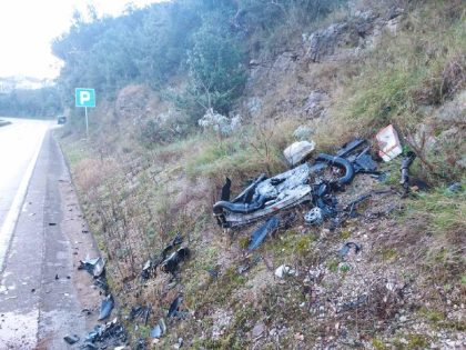 U teškoj saobraćajnoj nesreći stradale tri osobe, dvije povrijeđene