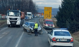 Prednji dio automobila smrskan: Težak sudar u BiH, učestvovao i kamion