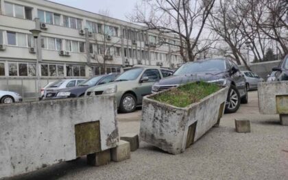 Parking u izuzetno lošem stanju: “Za prilaz Poliklinici u Banjaluci treba terensko vozilo” FOTO